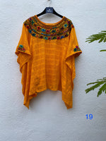 Cargar imagen en el visor de la galería, HUIPIL "Rococó" corto
