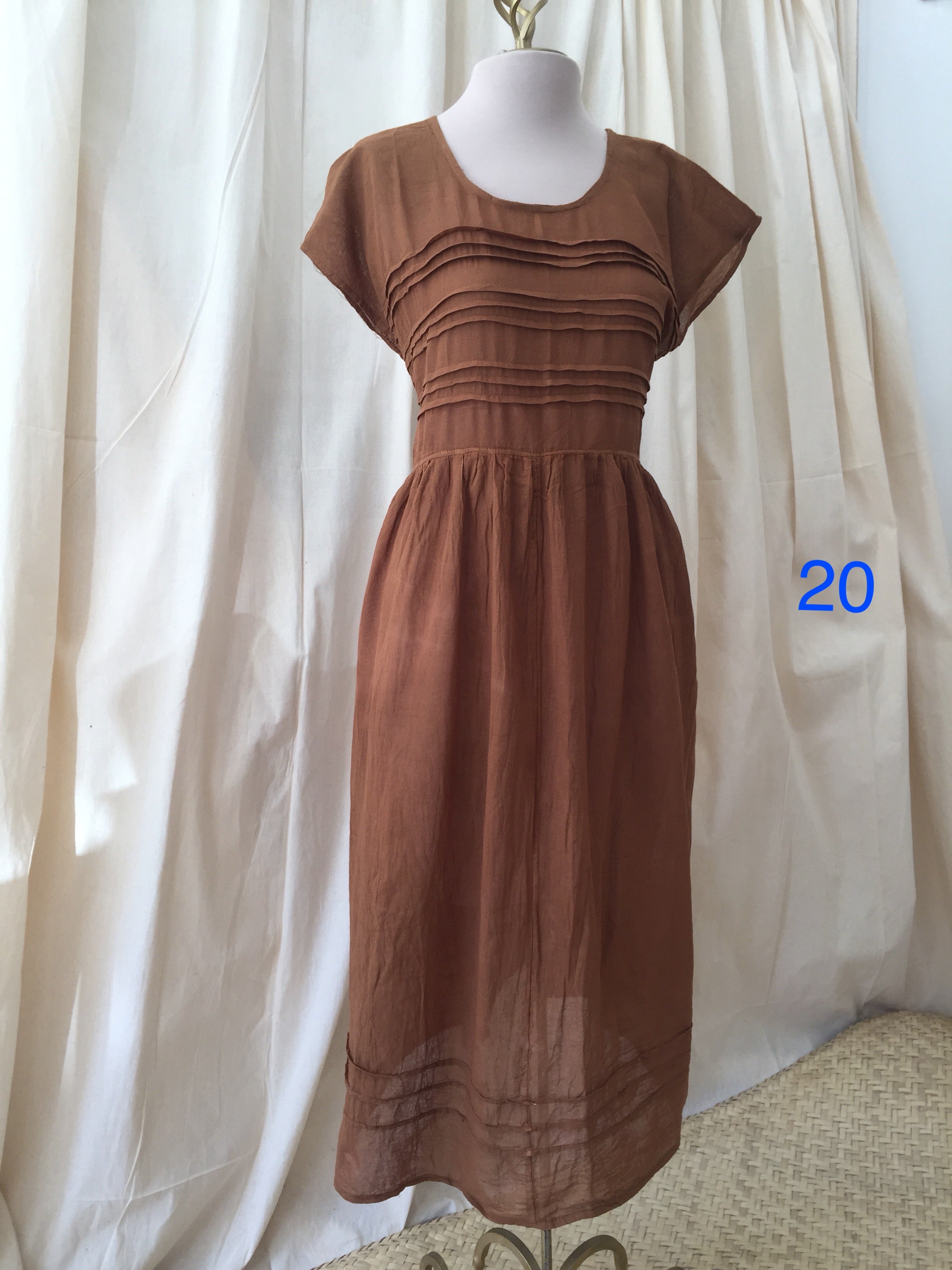 VESTIDO ALFORZAS color café chocolate