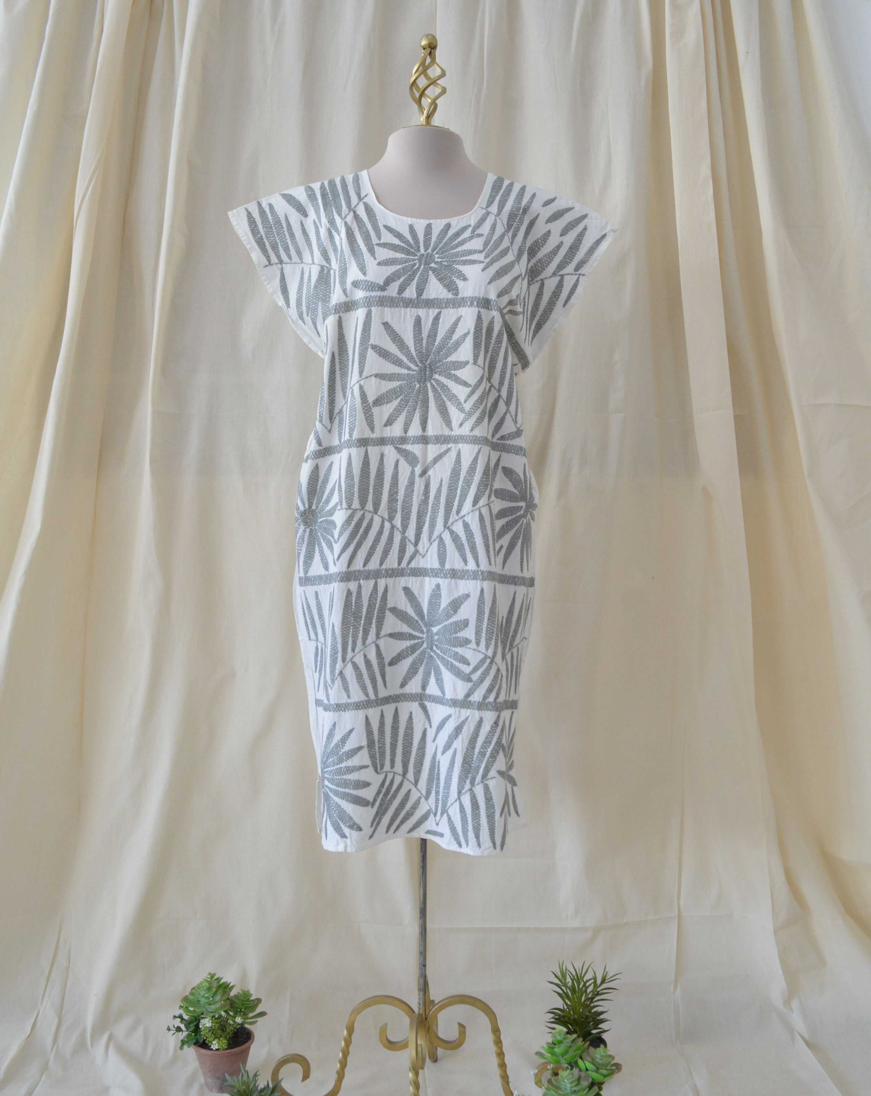 Vestido Palmita bordado gris