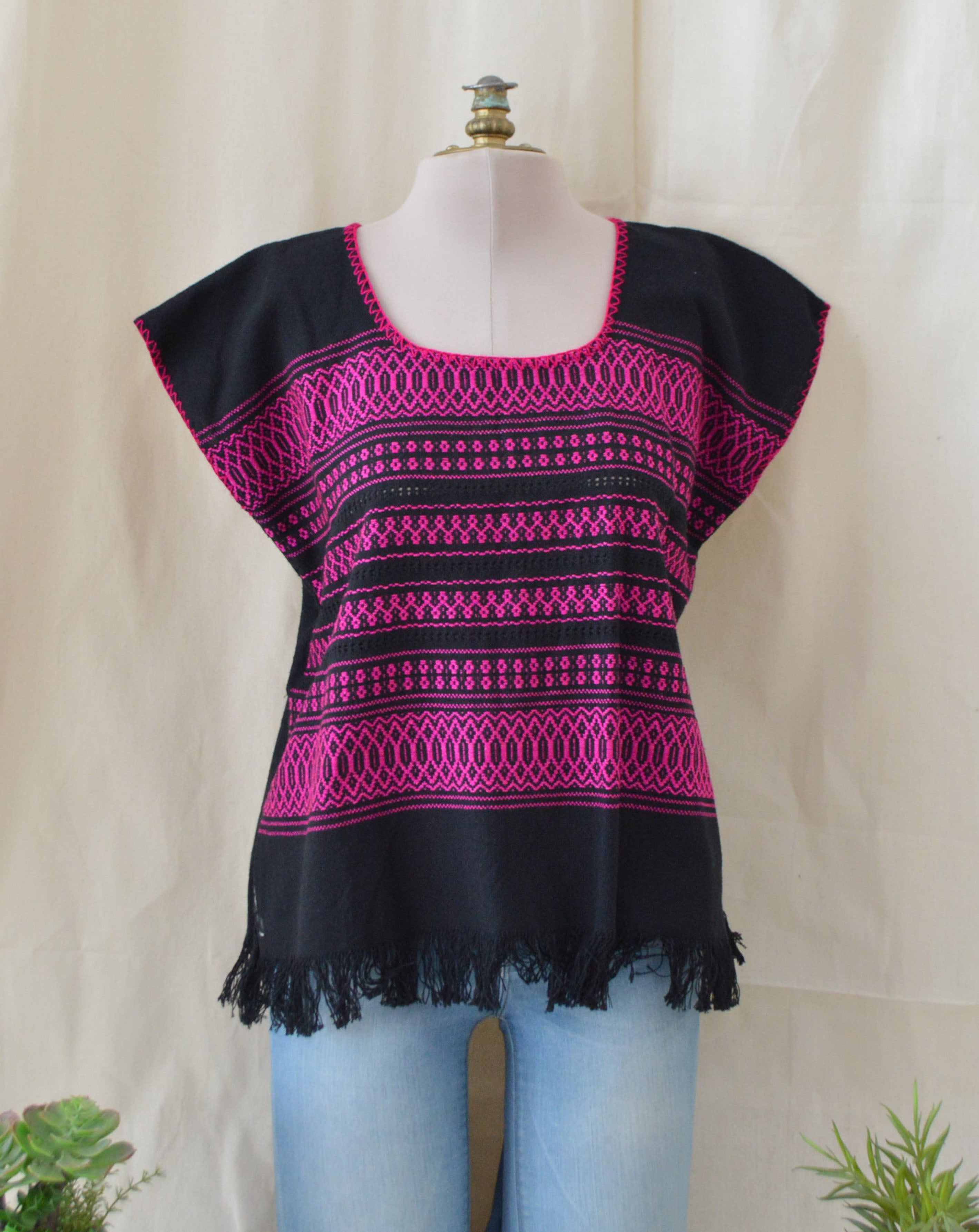 Blusa telar negra con rosa